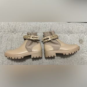 Tan rain boots with chain